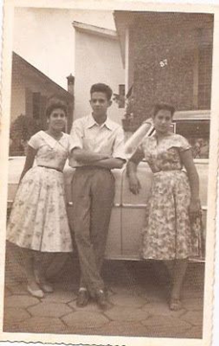 Foto antiga original, desbotada e riscada